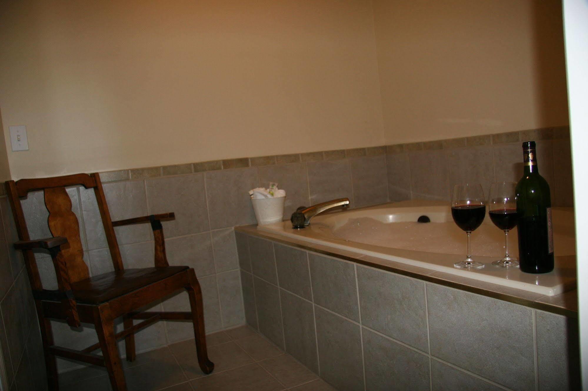 Above The Beach Guest Suites Penticton Exterior foto